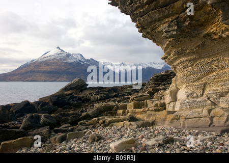 Le coolins avec de la neige sur les sommets de l'elgol beach rock formations Banque D'Images