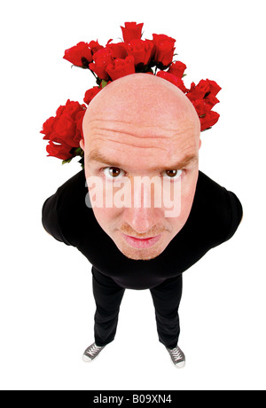 Tête à tête homme hinding un bouquet de roses rouges dans le dos Banque D'Images