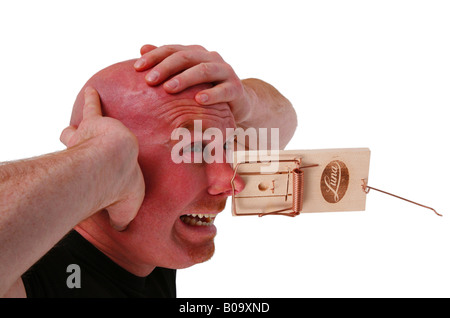 L'homme à la tête à tête avec nez en piège à souris Banque D'Images