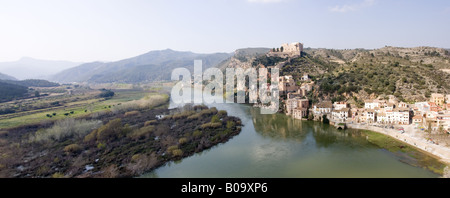 Vue panoramique aérienne de Miravet château par ebro river Banque D'Images