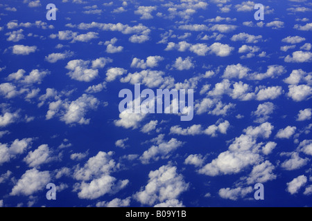 Nuages dans le ciel au-dessus de l'océan Atlantique, photographie aérienne, Espagne Banque D'Images