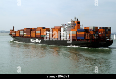 Entreprise Hapag Lloyd le navire porte-conteneurs Heidelberg Express en cours sur le Solent le sud de l'Angleterre, Royaume-Uni Banque D'Images