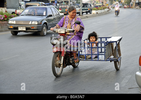 Femme thaïlandaise sur une moto avec enfant dans le side-car, en Thaïlande, Sukhothai Banque D'Images