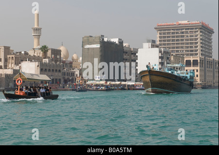 Dubaï, Émirats arabes unis (EAU). Un dhow Dubai Creek jusqu'à passé un abra (bateau-taxi) Banque D'Images