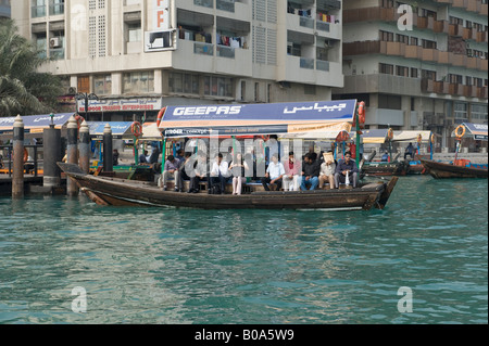 Dubaï, Émirats arabes unis (EAU). Un Abra (bateau-taxi) de prendre de passagers sur la Crique de Dubaï, qui divise la ville Banque D'Images