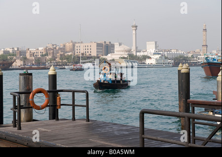 Dubaï, Émirats arabes unis (EAU). Un Abra (bateau-taxi) de prendre de passagers sur la Crique de Dubaï, qui divise la ville Banque D'Images