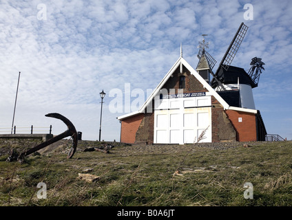 L'ancienne station de sauvetage et le moulin sur Lytham vert sur la Promenade, Lytham, Lancashire, Angleterre Banque D'Images