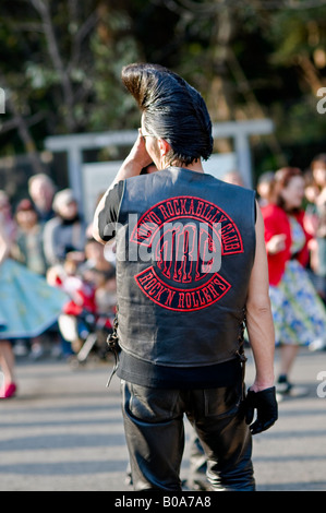 Les hommes japonais et les femmes qui ne peuvent tout simplement pas obtenir assez de la 50s se réunissent à Yoyogi park chaque dimanche et la danse pour 'Elvis' style de musique. Banque D'Images