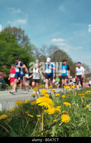 Coureurs au marathon de Hambourg Vue au sol l'accent sur le premier plan Hambourg Allemagne Banque D'Images