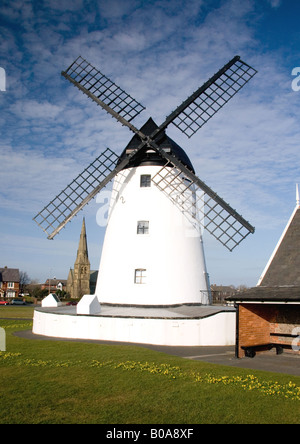 Le moulin et l'ancien poste de recherche et sauvetage sur Lytham vert, La Promenade, Lytham, Lancashire, Angleterre Banque D'Images