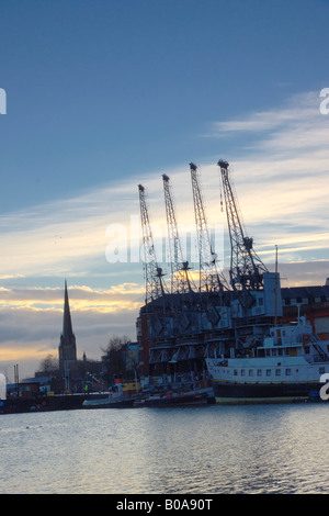 Grues et navires à Bristol, Angleterre. La tour de l'église St Mary Radcliffe peut être vu dans l'arrière-plan. Banque D'Images