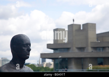 Antony Gormley Chiffres Sculpture sur Waterloo Bridge Théâtre National Southbank 'Event Horizon' Exhibition London England UK GO Banque D'Images