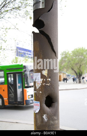 Lampadaire troué et endommagé par l'artillerie et des obus anti-char lors du siège de Stalingrad, Volgograd, Russie Banque D'Images