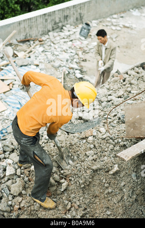 Construction Worker digging at construction site, high angle view Banque D'Images