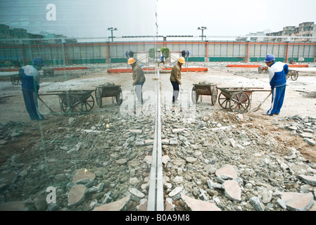 Deux travailleurs de la construction à creuser on construction site Banque D'Images