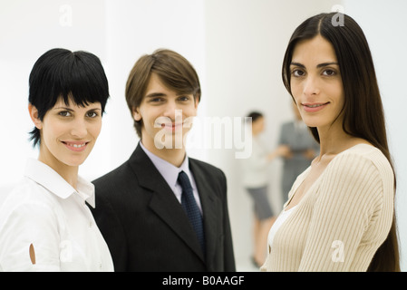 Trois jeunes professionnels smiling at camera, portrait Banque D'Images