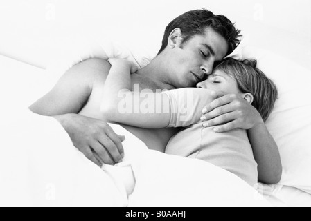 Couple au lit, les yeux fermés Banque D'Images