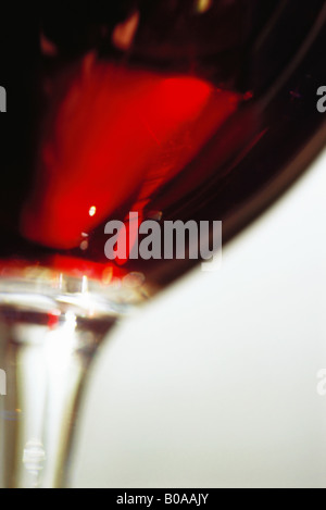 Vin rouge dans le verre, close-up, cropped Banque D'Images