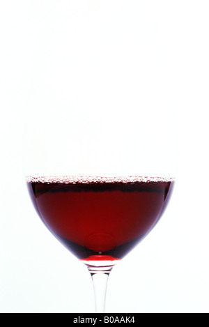 Vin rouge dans le verre, close-up Banque D'Images