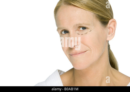 Woman un oeil, smiling at camera Banque D'Images