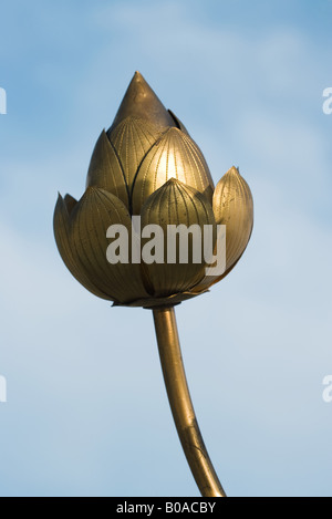 Fleur en laiton sculpture, low angle view Banque D'Images