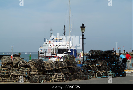 La ligne des casiers à homard quay dans le port de Yarmouth Île de Wight Angleterre UK Banque D'Images