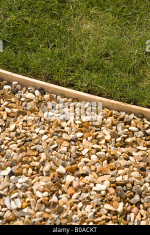 Chemin de gravier avec bordure de pelouse en bois Banque D'Images