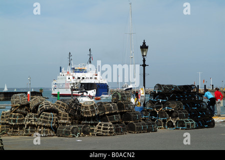 La ligne des casiers à homard quay dans le port de Yarmouth Île de Wight Angleterre UK Banque D'Images