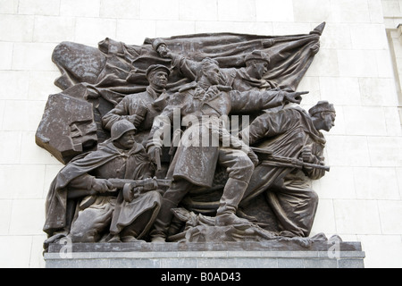 Relief statue en bronze de grande guerre patriotique à l'avant de la gare de Volgograd, Volgograd (ex Stalingrad), Russie Banque D'Images