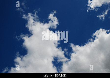 Ce n'est tout simplement une photo de quelques nuages dans le ciel un jour d'automne Banque D'Images