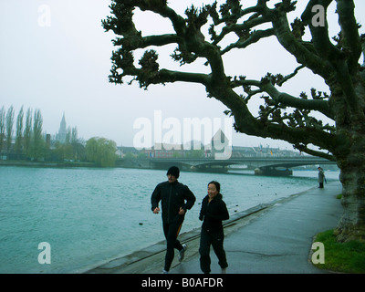 Deux étudiants du jogging le long de la rive du lac de Constance Konstanz Baden Württemberg Allemagne Banque D'Images