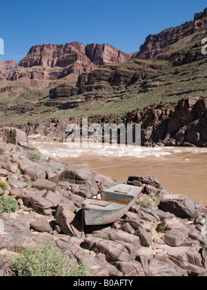 Bateau abandonné par les premiers coureurs sur la rivière Colorado River à Grand Canyon Banque D'Images