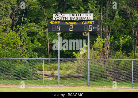 Au tableau d'un match de baseball de la Petite Ligue Banque D'Images