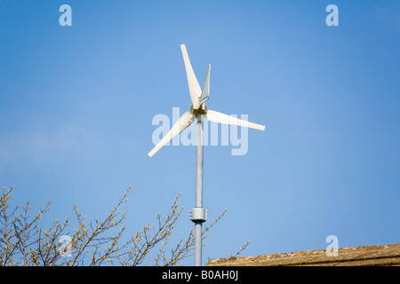 Windsave micro wind turbine montée sur le mur de la maison au-dessus de toit contre ciel bleu Grande-bretagne UK Banque D'Images