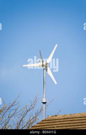 Windsave micro wind turbine montée sur chambre au-dessus de toit avec ciel bleu Grande-bretagne UK Banque D'Images