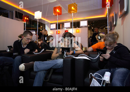 Les jeunes à la Games Convention 2006 à Leipzig, Allemagne Banque D'Images