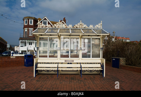 Un abri sur le front de mer d'Eastbourne, East Sussex, Angleterre, 4 avril 2008. Usage éditorial uniquement. Banque D'Images