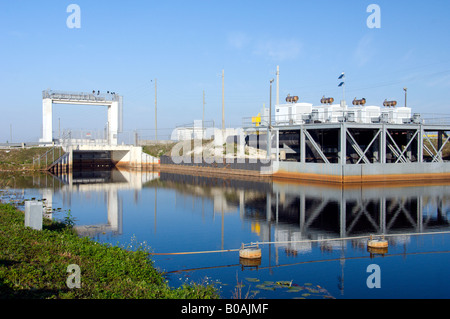 Les structures de contrôle de l'eau le long des canaux dans les Everglades de Floride USA Banque D'Images