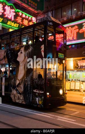 La Chine, Hong Kong, Hong Kong Island, Wan Chai, des tramways en marche entre Central et Wan Chai Banque D'Images