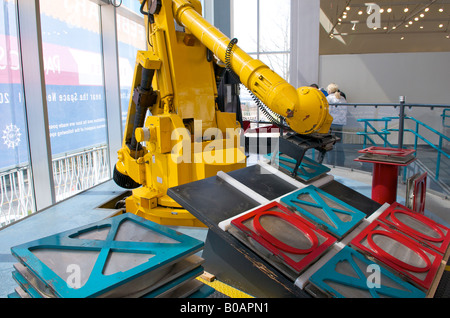 Un bras robotique jouer tic tac toe au Pacific Science Center, Seattle, Washington, United States, Amérique du Nord. Banque D'Images