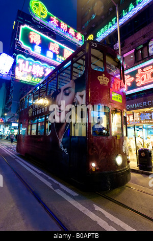 La Chine, Hong Kong, Hong Kong Island, Wan Chai, des tramways en marche entre Central et Wan Chai Banque D'Images