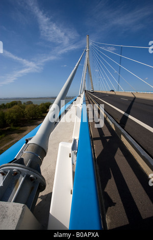 Câble en acier reste engineering sur un pont routier français Pont du Normandie sur la Seine à Honfleur en Normandie France Banque D'Images