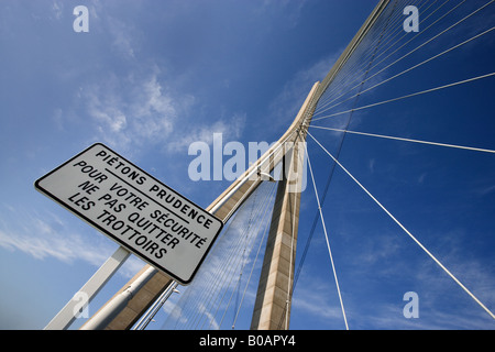Un avis de sécurité la sécurité des Français, un signe de détresse sur le Pont du Normandie sur la Seine à Honfleur en Normandie. Banque D'Images
