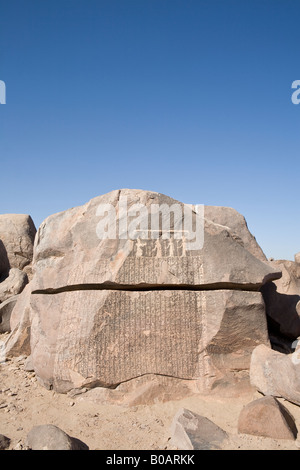 La stèle de la famine à l'île de Sehel avec inscriptions ptolémaïque relatives à sept années de famine au cours de la 3ème dynastie. Banque D'Images