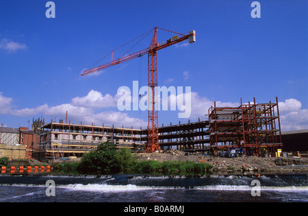 Grue sur le site de construction de Merchants Quay Apartments par la rivière Aire Leeds Yorkshire UK Banque D'Images