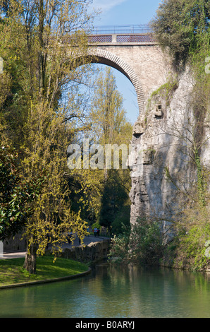 Parc des Buttes Chaumont un parc public à Paris, France. Banque D'Images