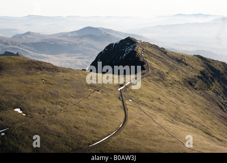 Vue aérienne de la crête du sommet de Snowdon et du centre d'accueil Hafod Eryri dans le parc national de Snowdonia, au pays de Galles, avec la voie ferrée de Snowdon Mountain env Banque D'Images