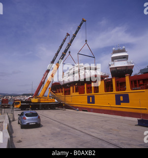 Johnson 105 luxury motor yacht superyacht en attente de sortie de conteneurs dans le port de Palma de Majorque, Baleares. Banque D'Images