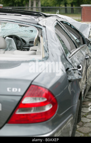 L'épave d'un véhicule après un accident, Berlin, Allemagne Banque D'Images