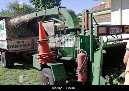 Machine mobile pour la fabrication de copeaux de banlieue Ferndale près de Perth, Australie occidentale. Banque D'Images